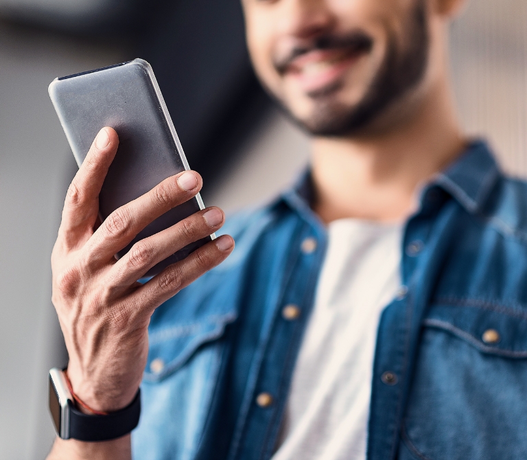 Moderne Einfahrt mit Kennzeichenerkennung