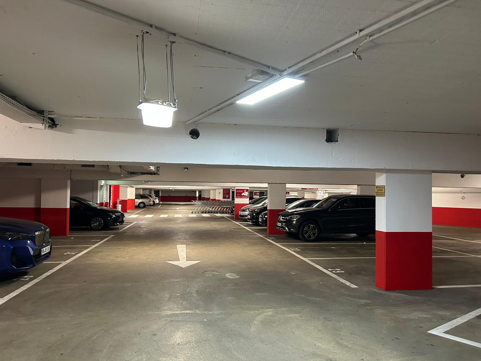 Die gut beleuchtete Einfahrt der Tiefgarage Am Hulsberg